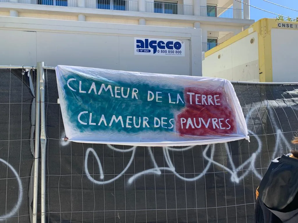 Bannière de manifestation "Clameur de la Terre, Clameur des Pauvres