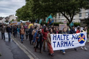 Manifestation à Beauvais avec une banderole "Halte au Tarmac"